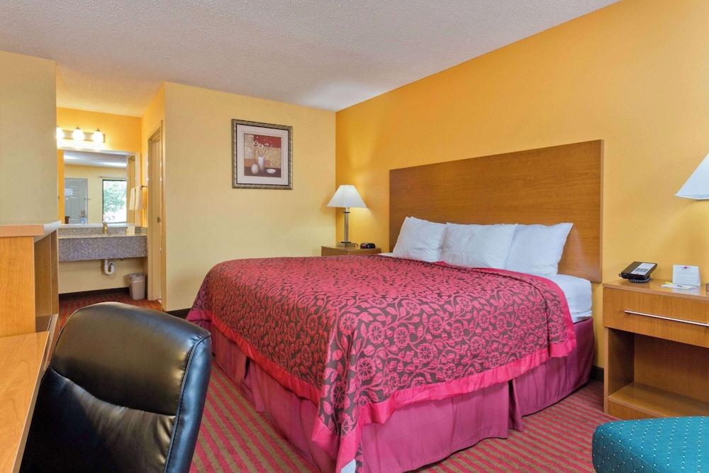 Standard Room, 1 King Bed, Non Smoking - Photo 1