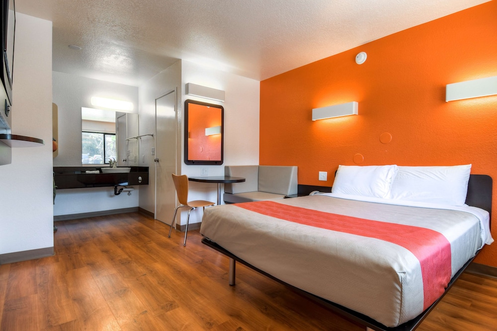 Standard Room, 1 Queen Bed, Non Smoking, Refrigerator photo 1