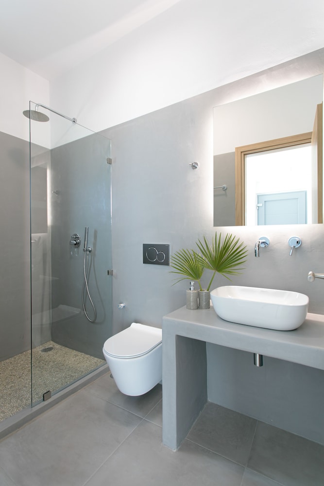 Superior Seafront Suite with Hot Tub photo 2