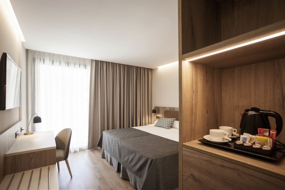 Double Room, Balcony, Pool View - Photo 3
