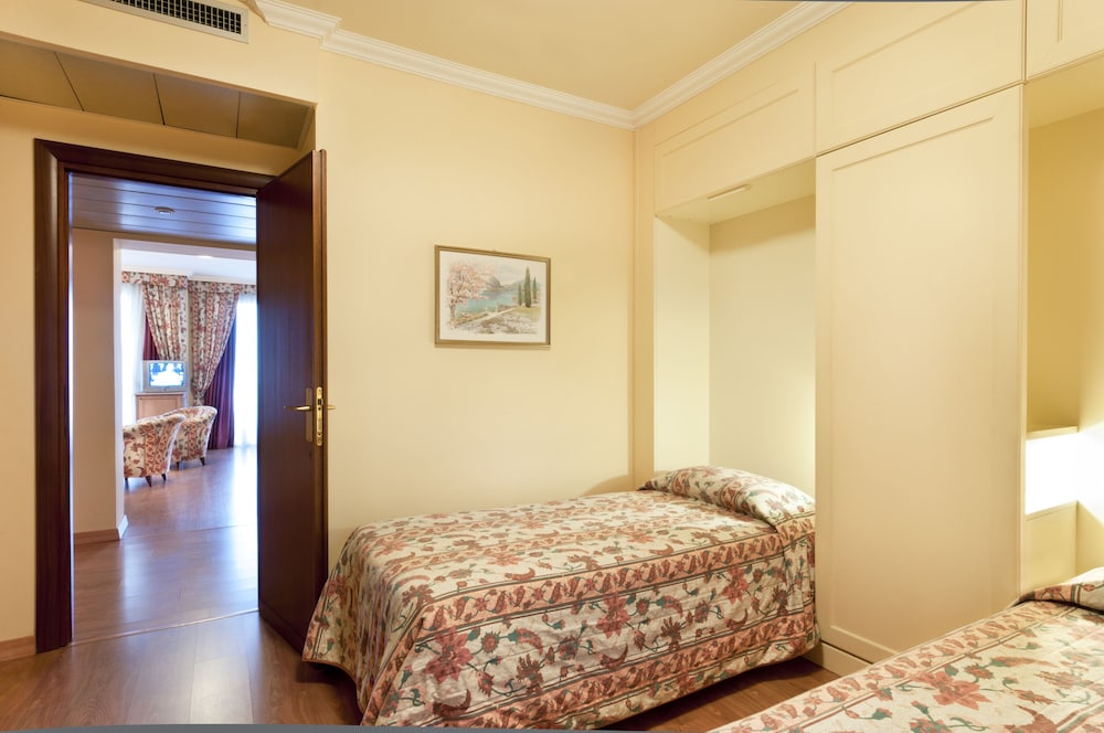 Economy Apartment, 3 Bedrooms, 2 Bathrooms (Low Floor) (7 pax) photo 1