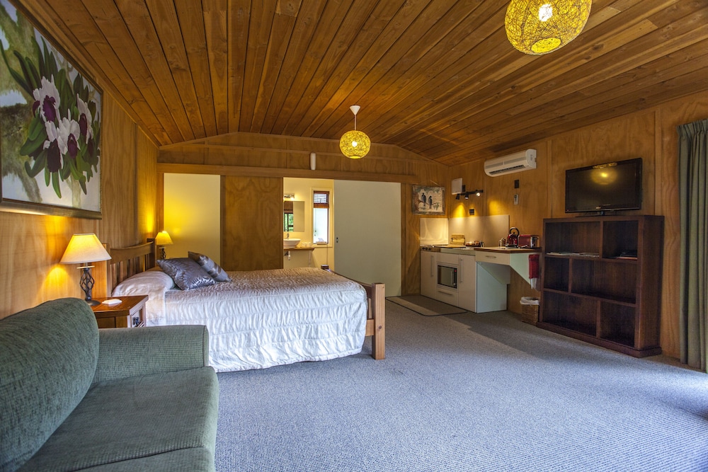 Comfort Studio, 1 King Bed, Garden View photo 3