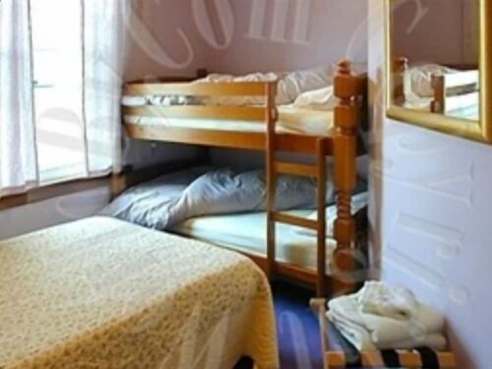 Suite, Shared Bathroom ((Shower) Sleeps 4)
