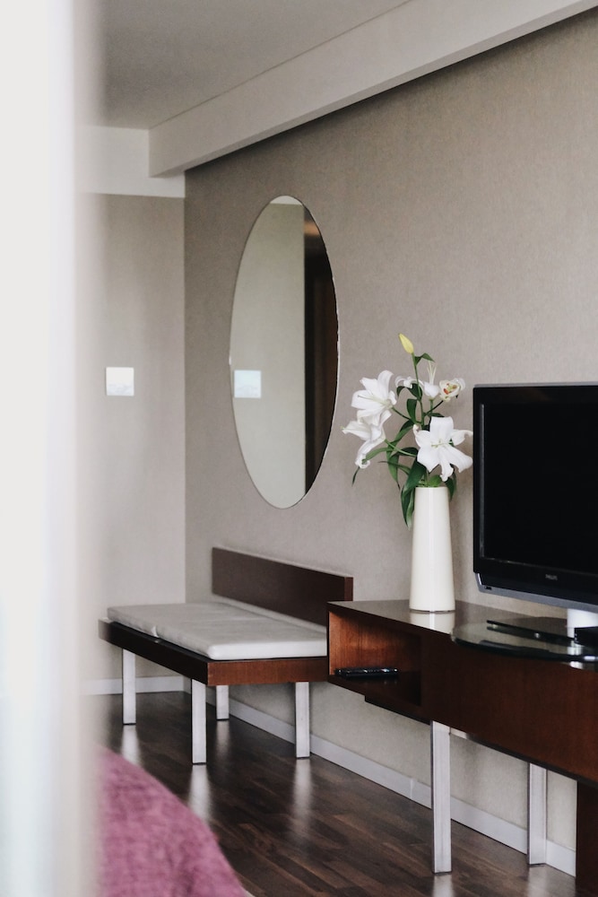 Superior Room, 1 King Bed thumbnail 5