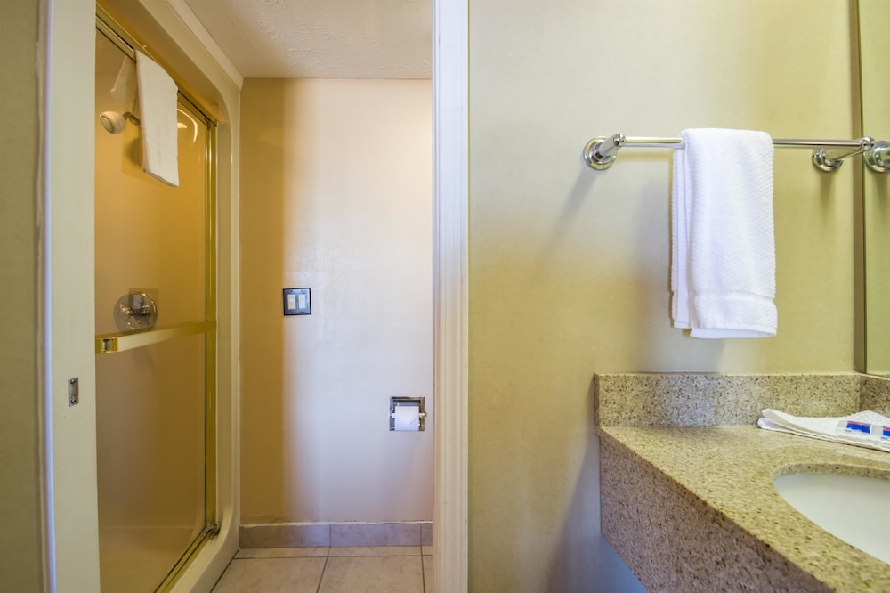 Standard Room, 2 Double Beds, Non Smoking - Photo 6