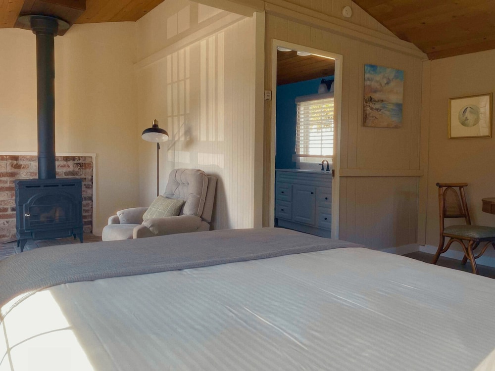 Traditional Cabin, 1 Queen Bed, Garden View photo 2