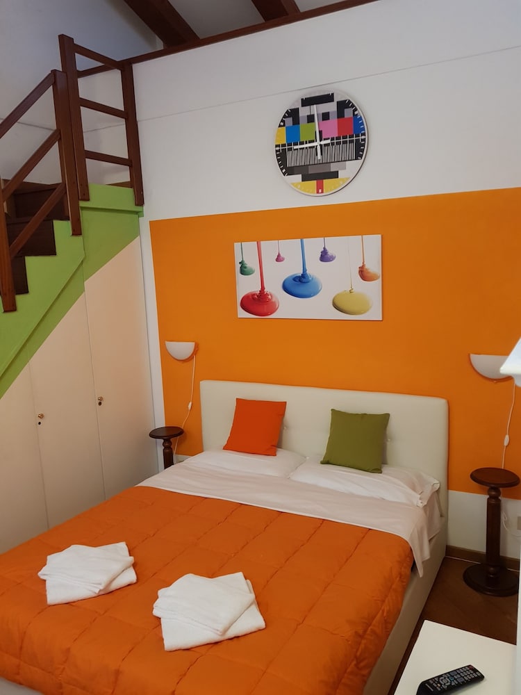 Deluxe Double Room, 1 Queen Bed, Non Smoking, Shared Bathroom photo 1