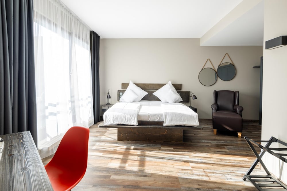 Executive Room, 1 King Bed, Kitchenette (Larger Room) photo 2