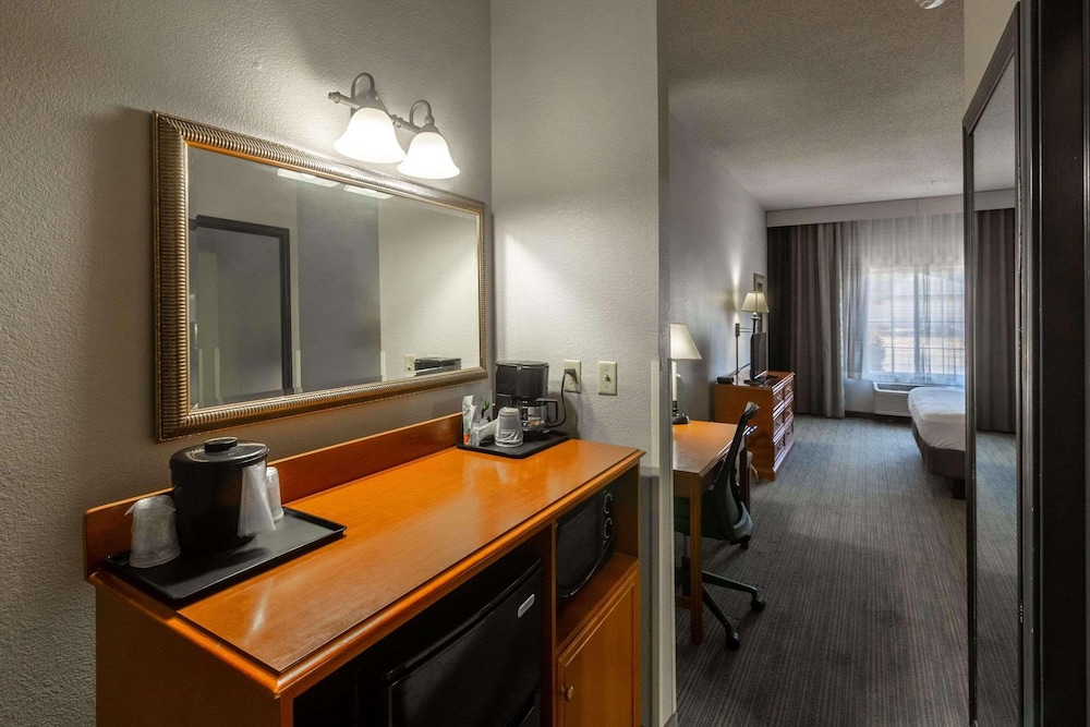 Suite, 1 King Bed, Accessible, Non Smoking (Non Smoking) - Photo 3