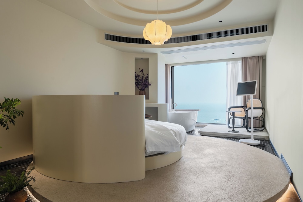 Panoramic Double Room, 1 King Bed, Bathtub, Ocean View photo 1