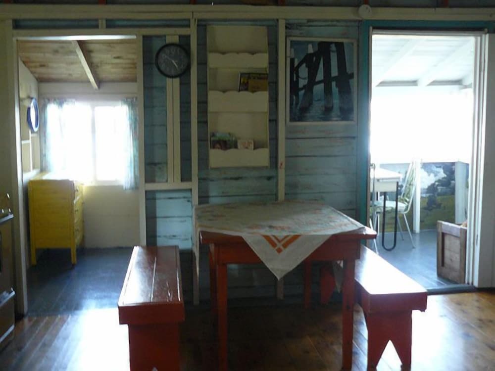 Traditional Cottage, 2 Bedrooms, Kitchen, Bay View (Waterfront Cottage 6	) photo 3