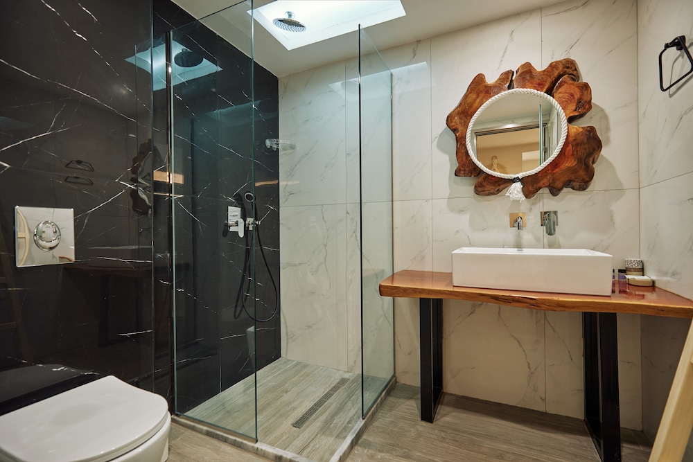 Junior Suite, Pool View - Photo 9