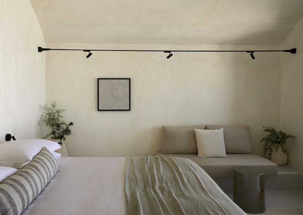 Serenity Suite with Plunge Pool and Caldera View - Photo 1