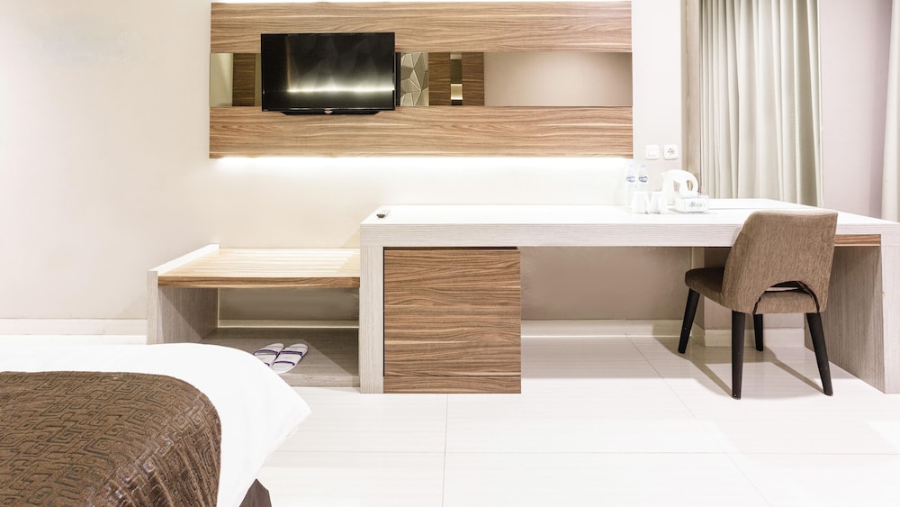Royal Executive Room - Photo 10