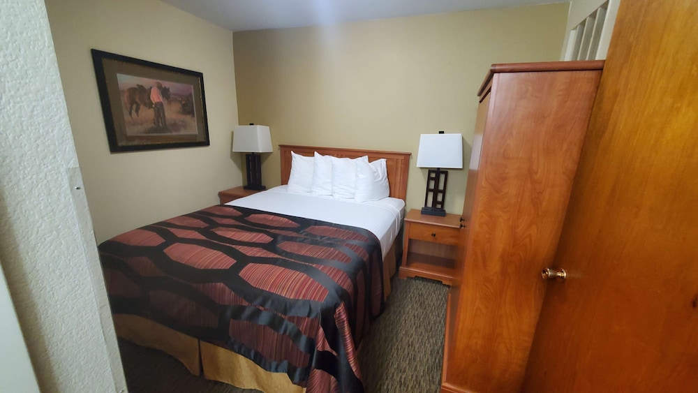 Suite, 2 Queen Beds, Non Smoking, Refrigerator & Microwave photo 3