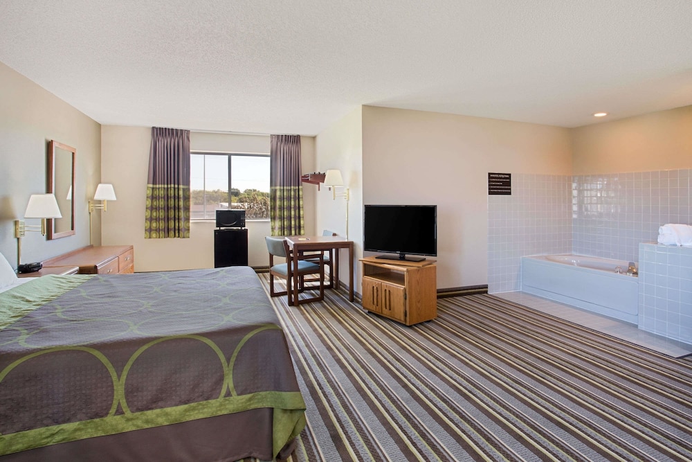 Deluxe Studio Suite, 1 King Bed, Non Smoking photo 1