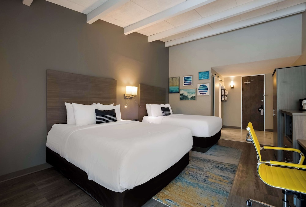 Standard Room, 2 Queen Beds, Balcony, Pool View (2nd Floor) photo 3
