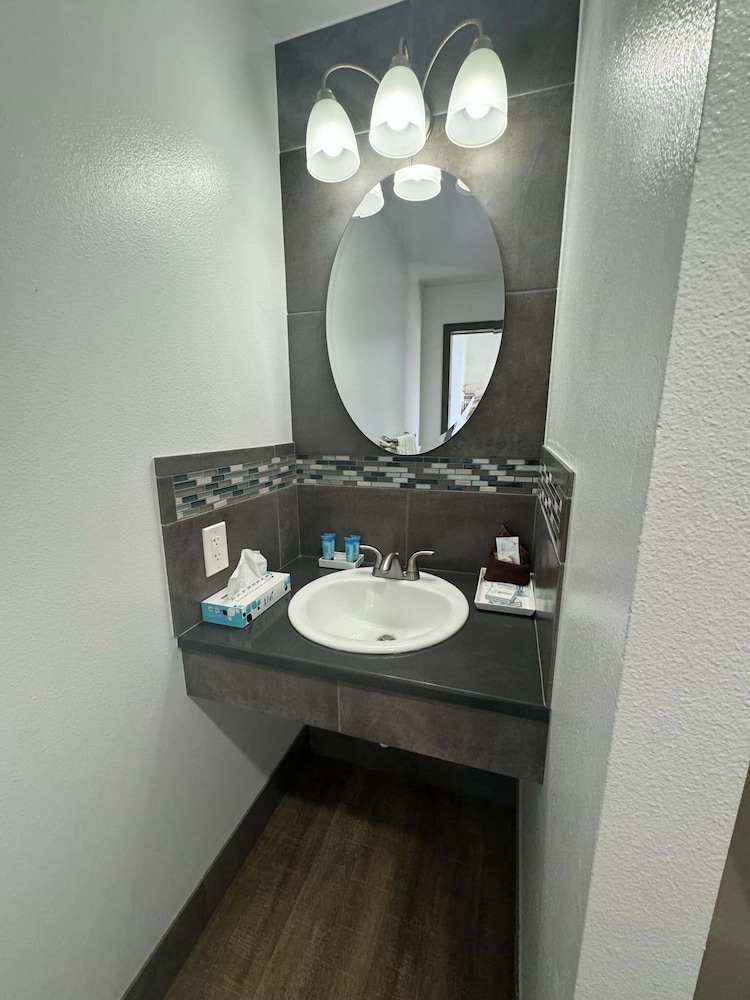 Standard Studio, 2 Queen Beds, Roll-in Shower, Partial Ocean View photo 2