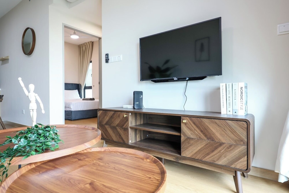 King Room with Balcony - Photo 8