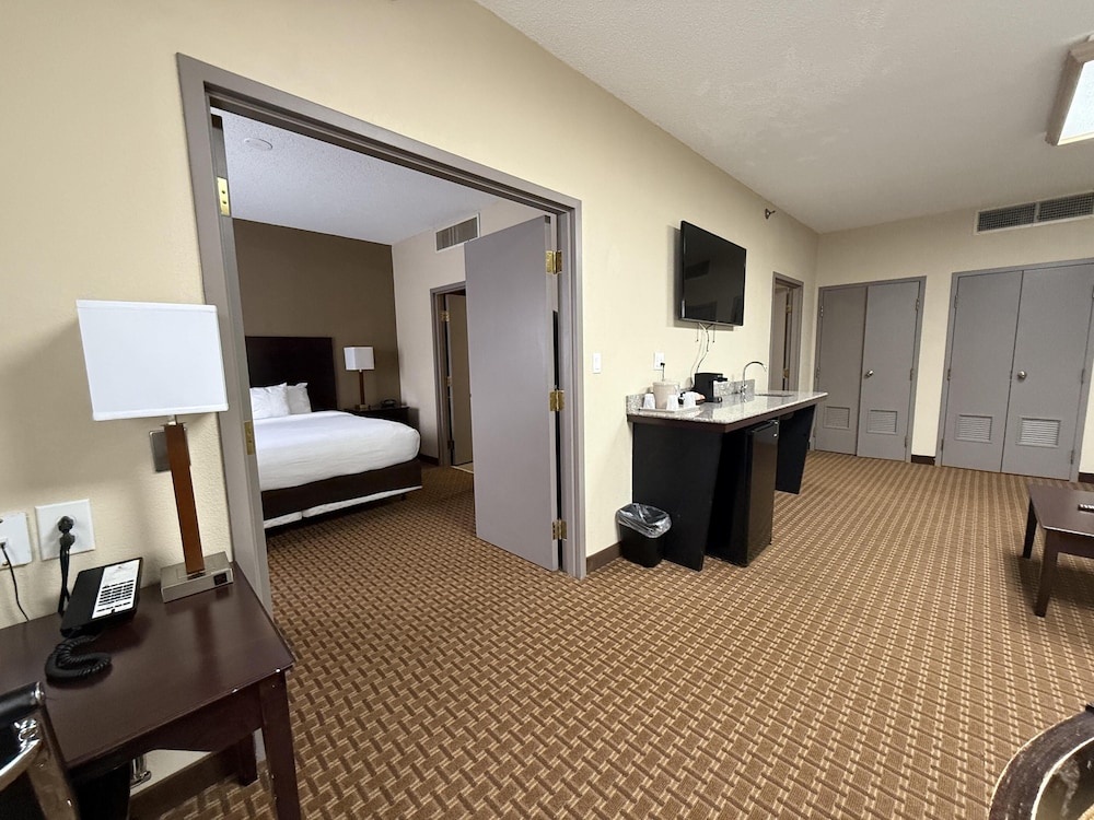 Suite, 1 King Bed, Non Smoking, Jetted Tub (with Sofabed) photo 1