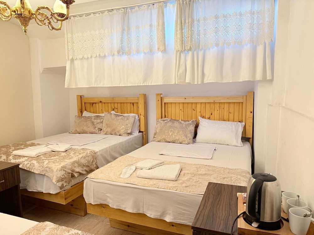 Economy Triple Room photo 2
