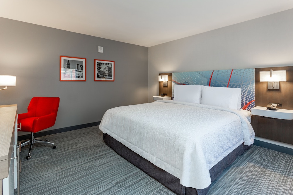 Room, 1 King Bed, Accessible, Refrigerator & Microwave (Hearing) - Photo 3