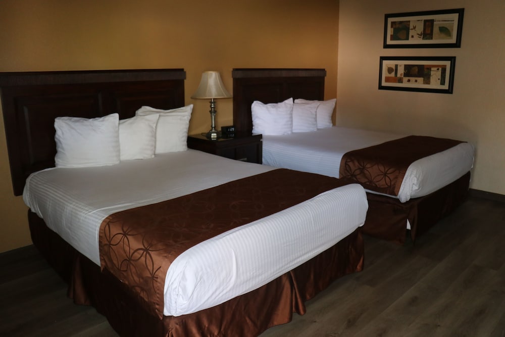 Standard Room, 2 Queen Beds photo 2