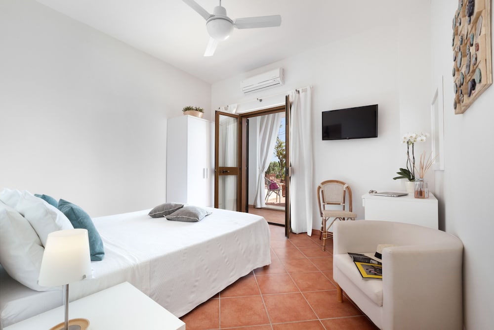 Classic Double Room, 1 Bedroom, Private Bathroom, Sea View photo 2