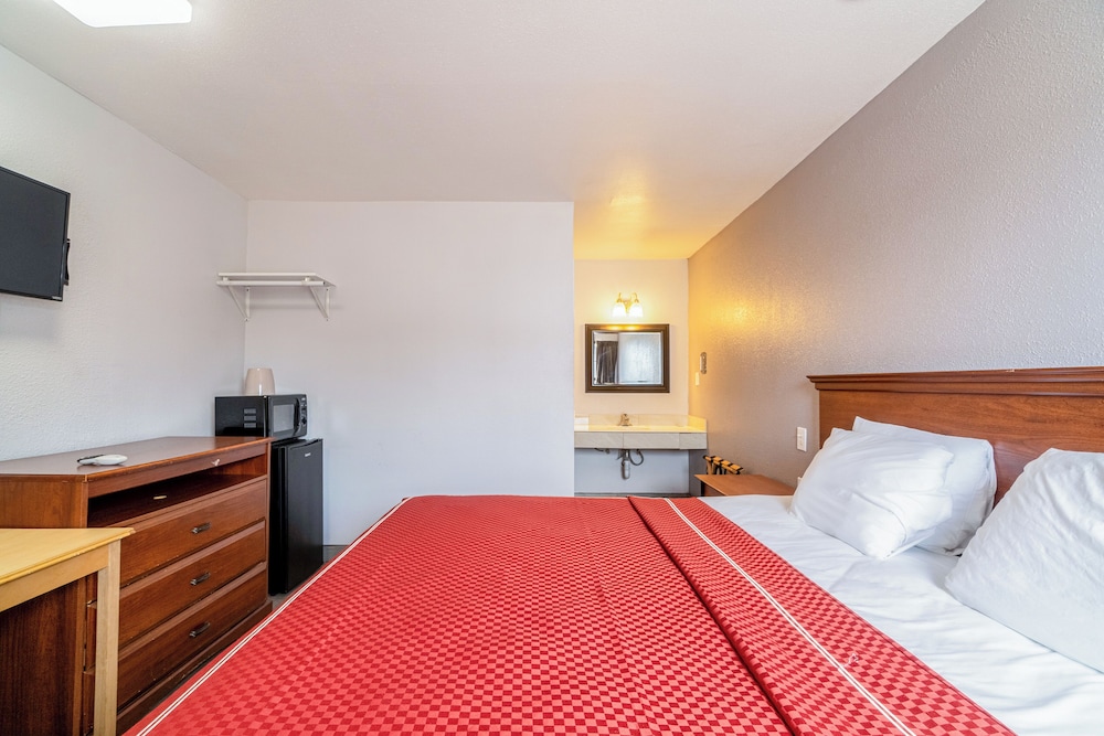 Room, 1 King Bed, Smoking