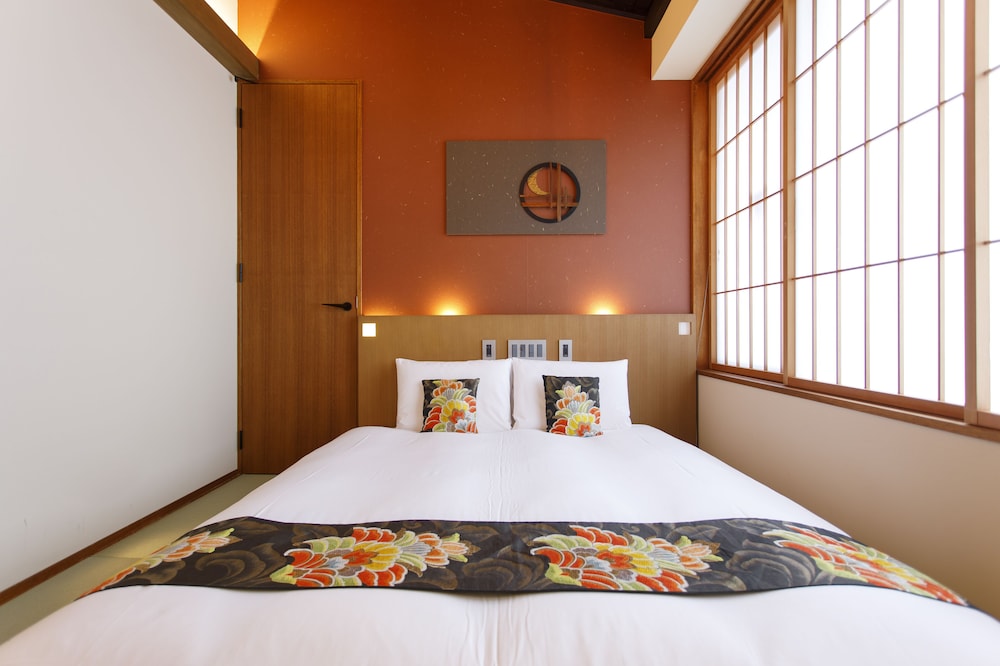 Deluxe Queen Room with Shower, Non Smoking photo 2