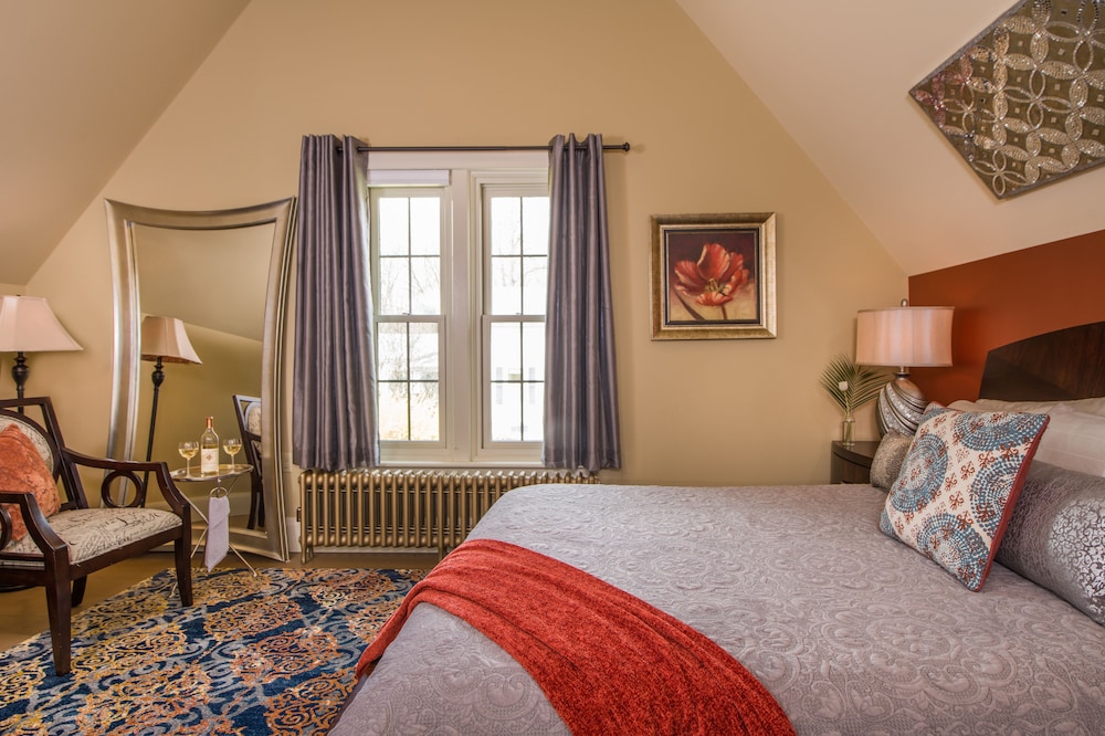 Deluxe Suite, 1 Queen Bed, Non Smoking photo 3