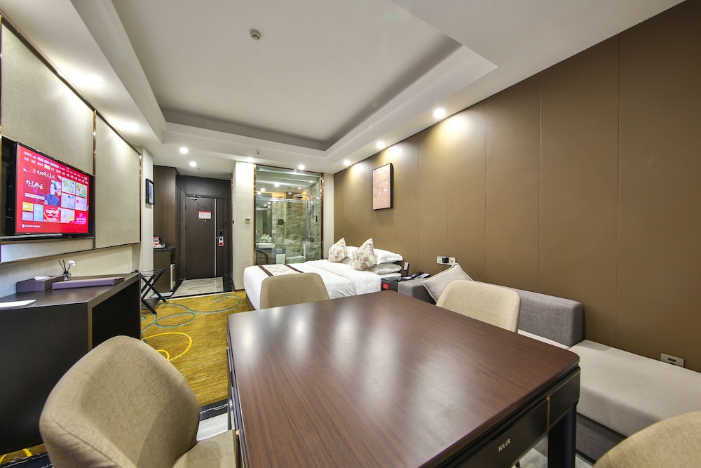 Deluxe Room, 1 King Bed, Smoking - Photo 3