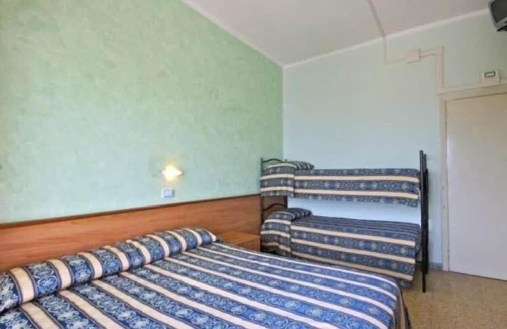 Classic Quadruple Room photo 2