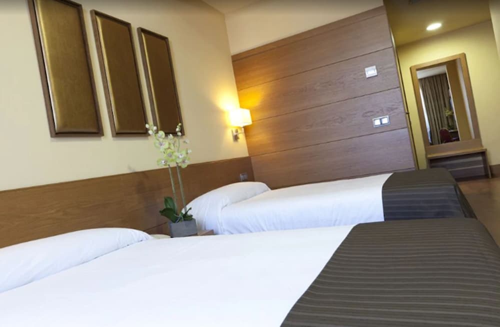 Quadruple Room, City View - Photo 3