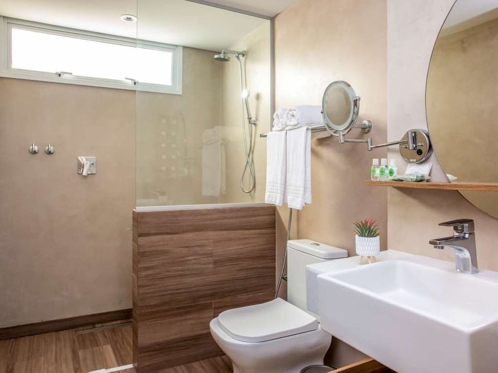 Executive Room, 2 Twin Beds, Balcony, Partial Sea View