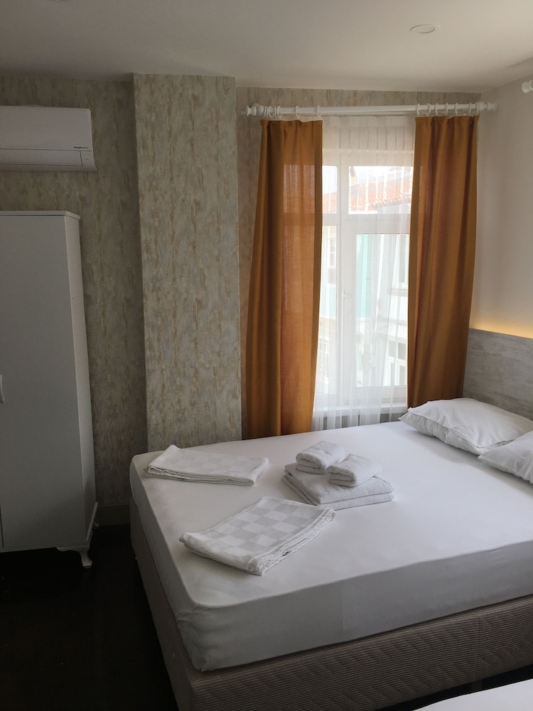 Basic Triple Room, City View photo 3