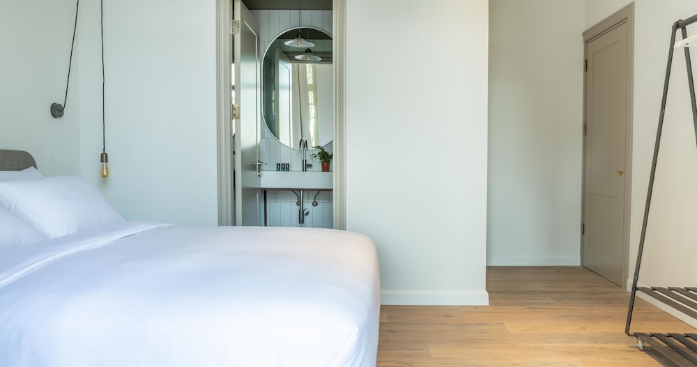 Deluxe Double Room, 1 Queen Bed, Balcony photo 2