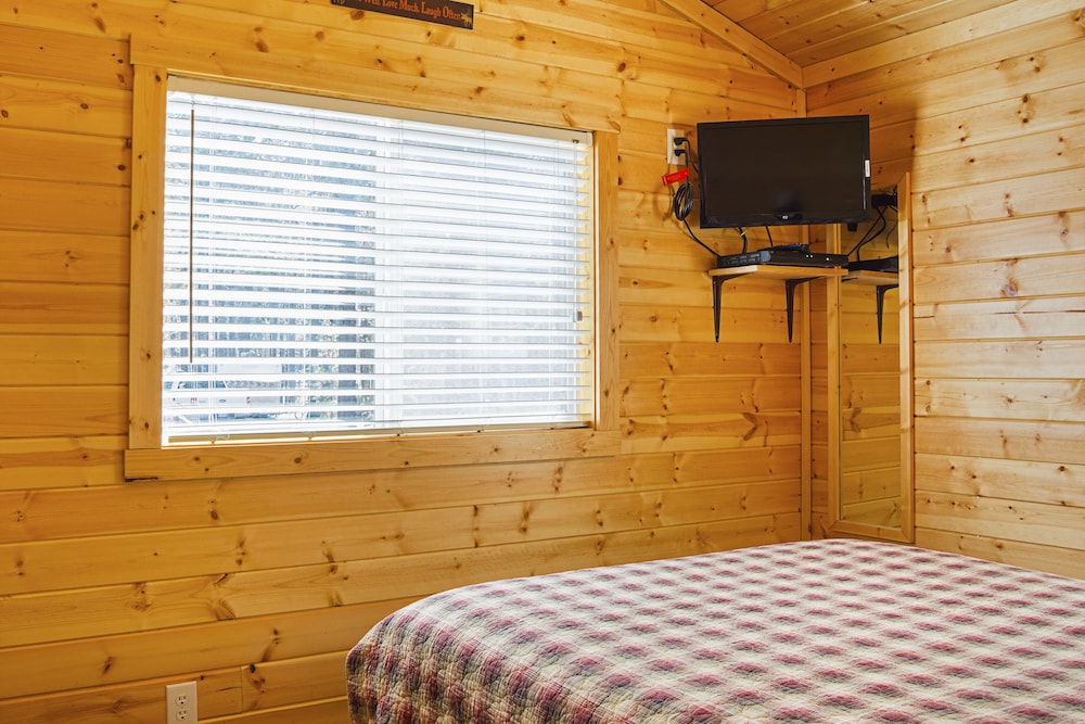 Cottage, 2 Bedrooms (No Pets, Linens Available) photo 1