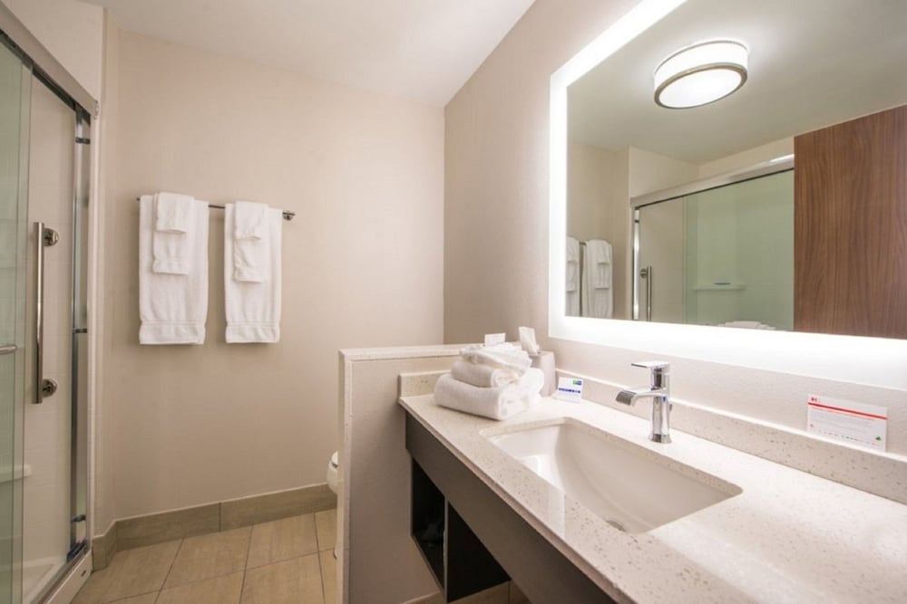 Standard Room, Multiple Beds - Photo 5