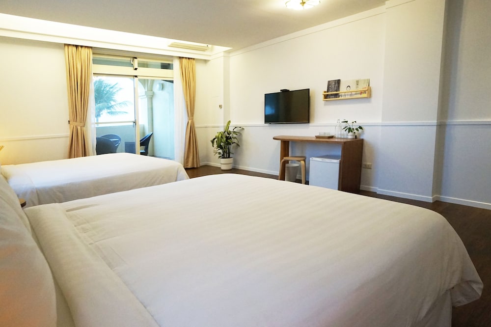 Deluxe Quadruple Room, 2 Queen Beds, Balcony, Ocean View photo 2