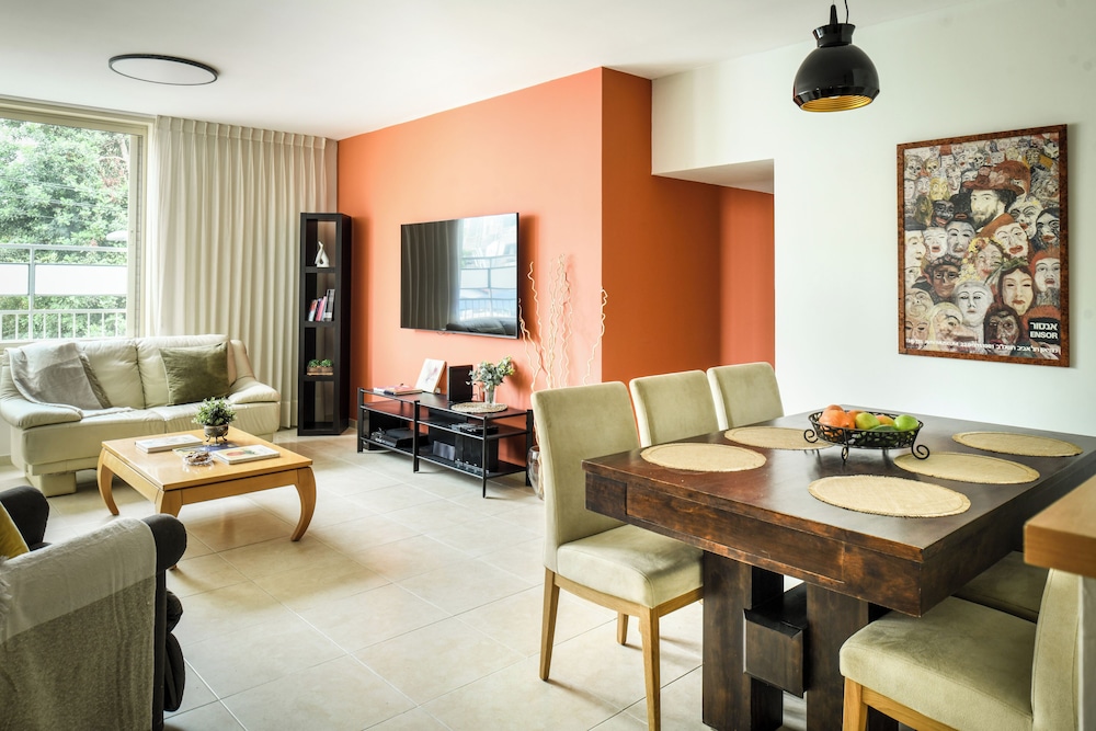 Apartment photo 2