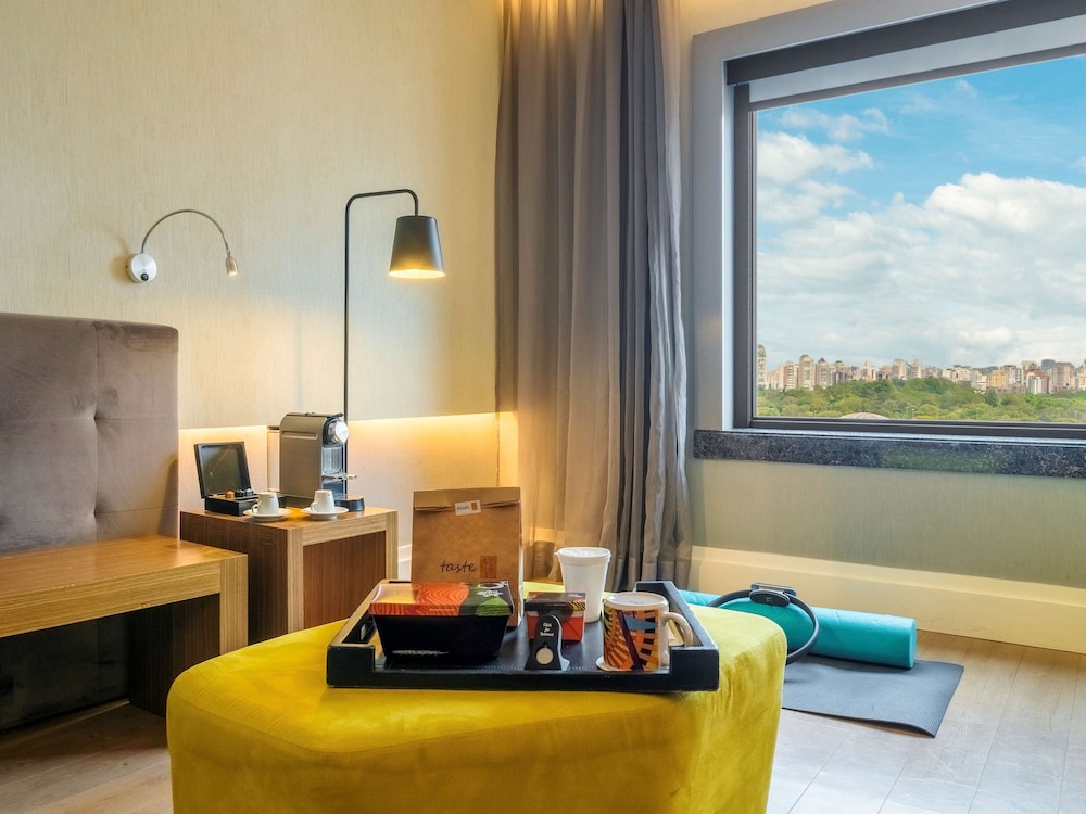 Executive Room, 1 Queen Bed thumbnail 5