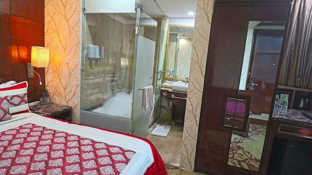 Deluxe Room with Jacuzzi Tub - Photo 15