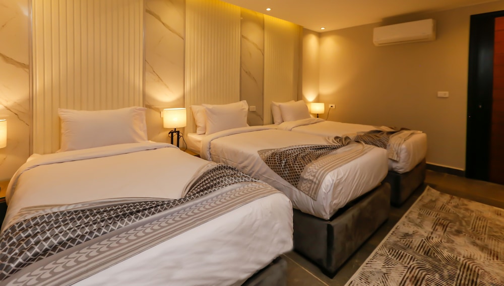 Queen Suite Jacuzzi Pyramid View - Photo 8