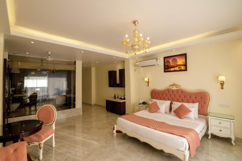 Suite Bath tub Room With Balcony & Pool photo 1