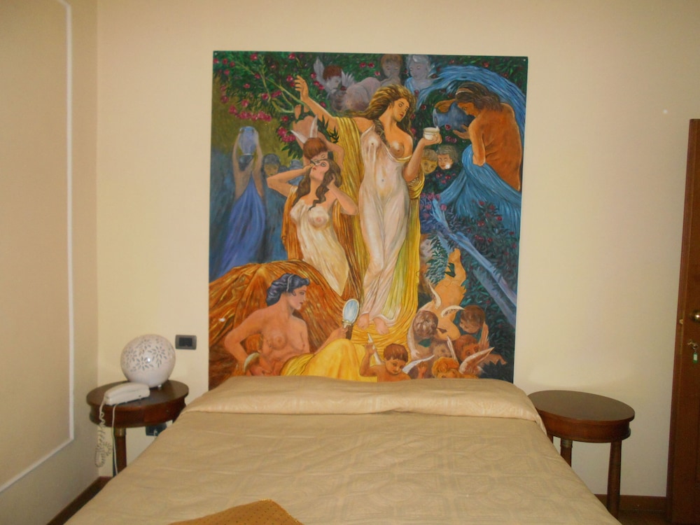 Premium Double Room, Ensuite, Courtyard View photo 2