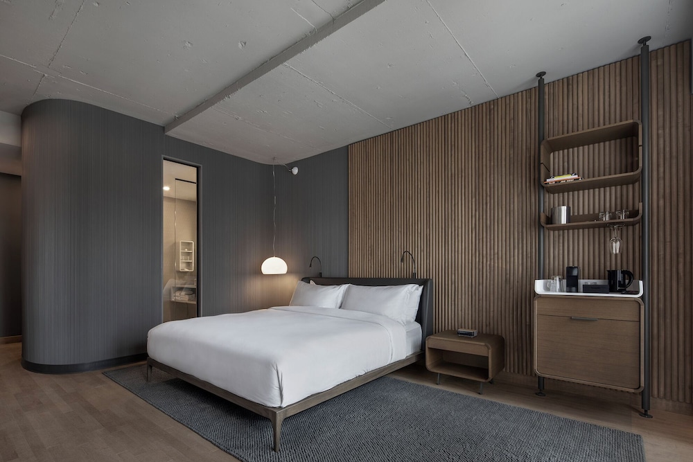 Signature Room, 1 Queen Bed with Sofa bed - Photo 2