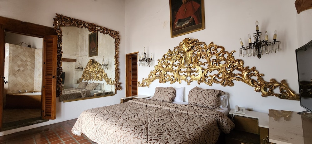 Superior Suite - Photo 8