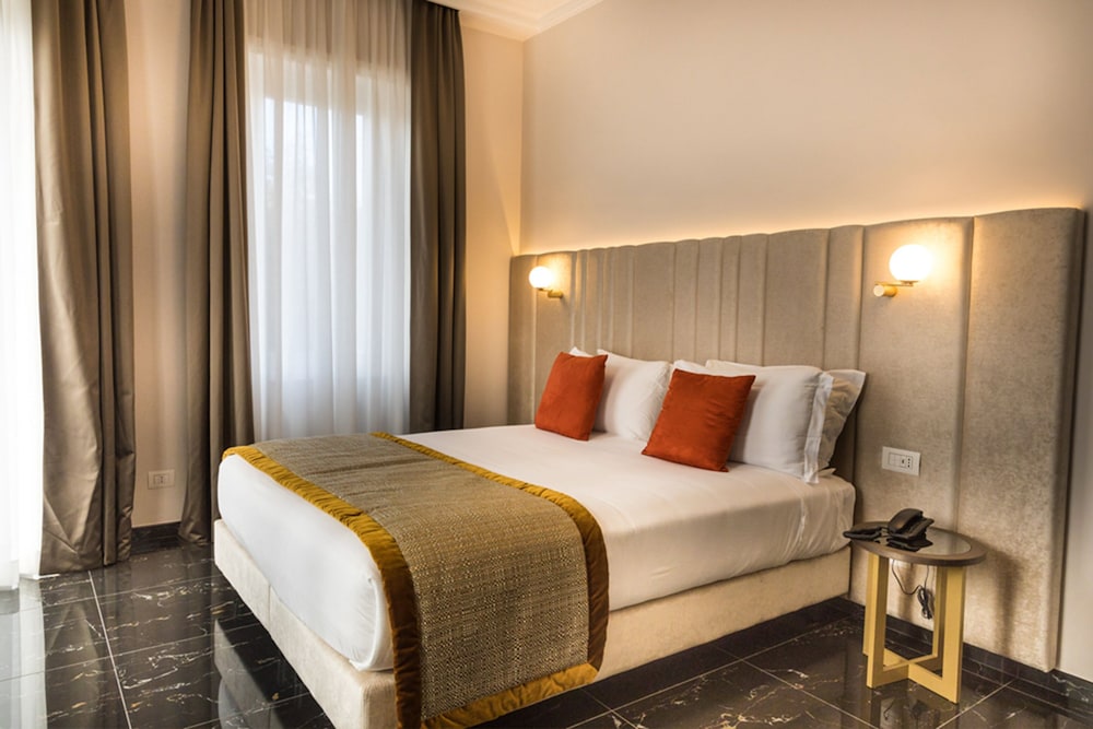 Deluxe Room thumbnail 6