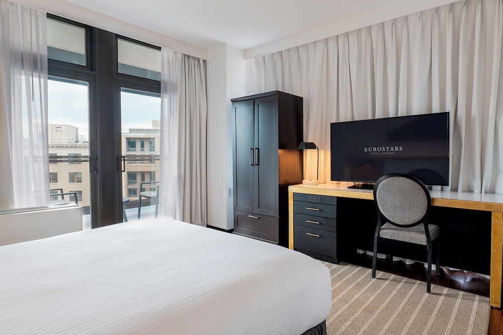 Premier Studio, 1 King Bed - Photo 3